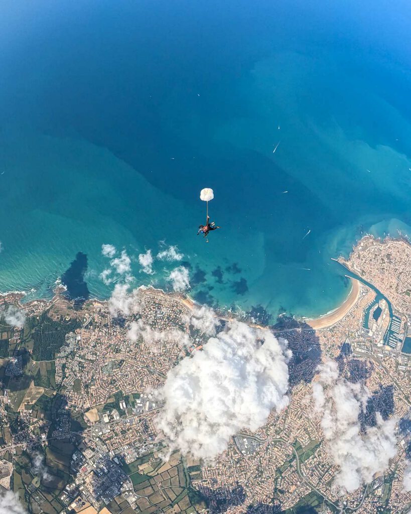 Tandem HALO à 7 700 m sous oxygène, extracteur déployé au-dessus de la Côte de Lumière à deux pas de la Bretagne
