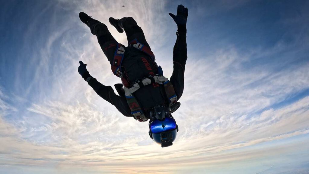 Moniteur HALO en chute libre à 7 700 m, casque bleu et système d’oxygène, Vendée Évasion Parachutisme.